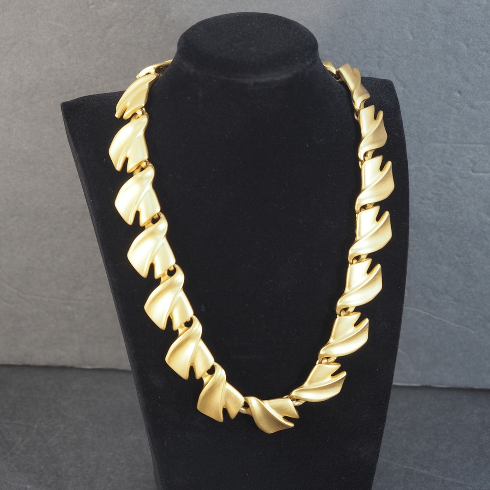 Necklace Gold Tone Satin Matte Finish Swirl Link Hook Statement Heavy Chunky